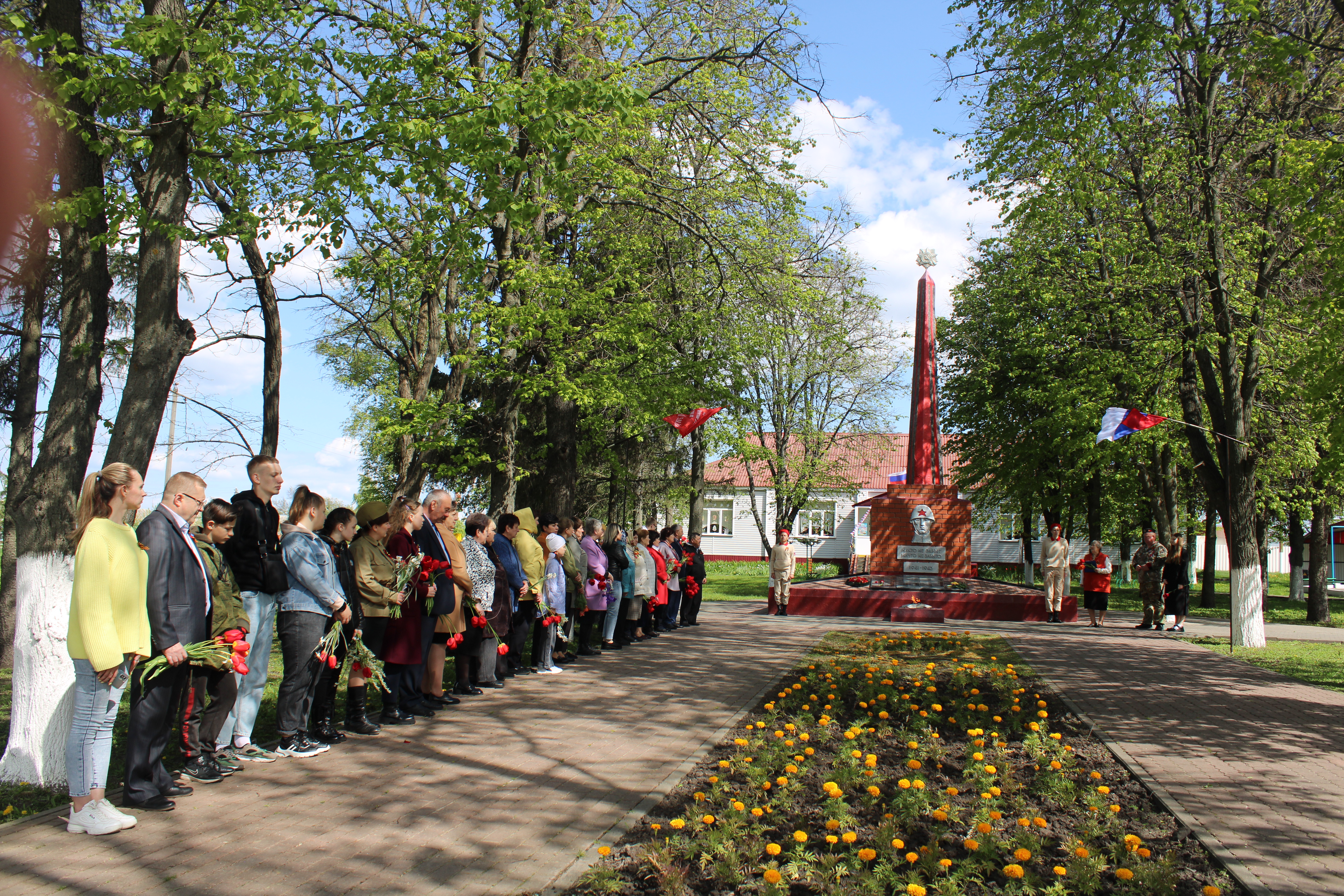 Церемония возложения цветов к Обелиску..