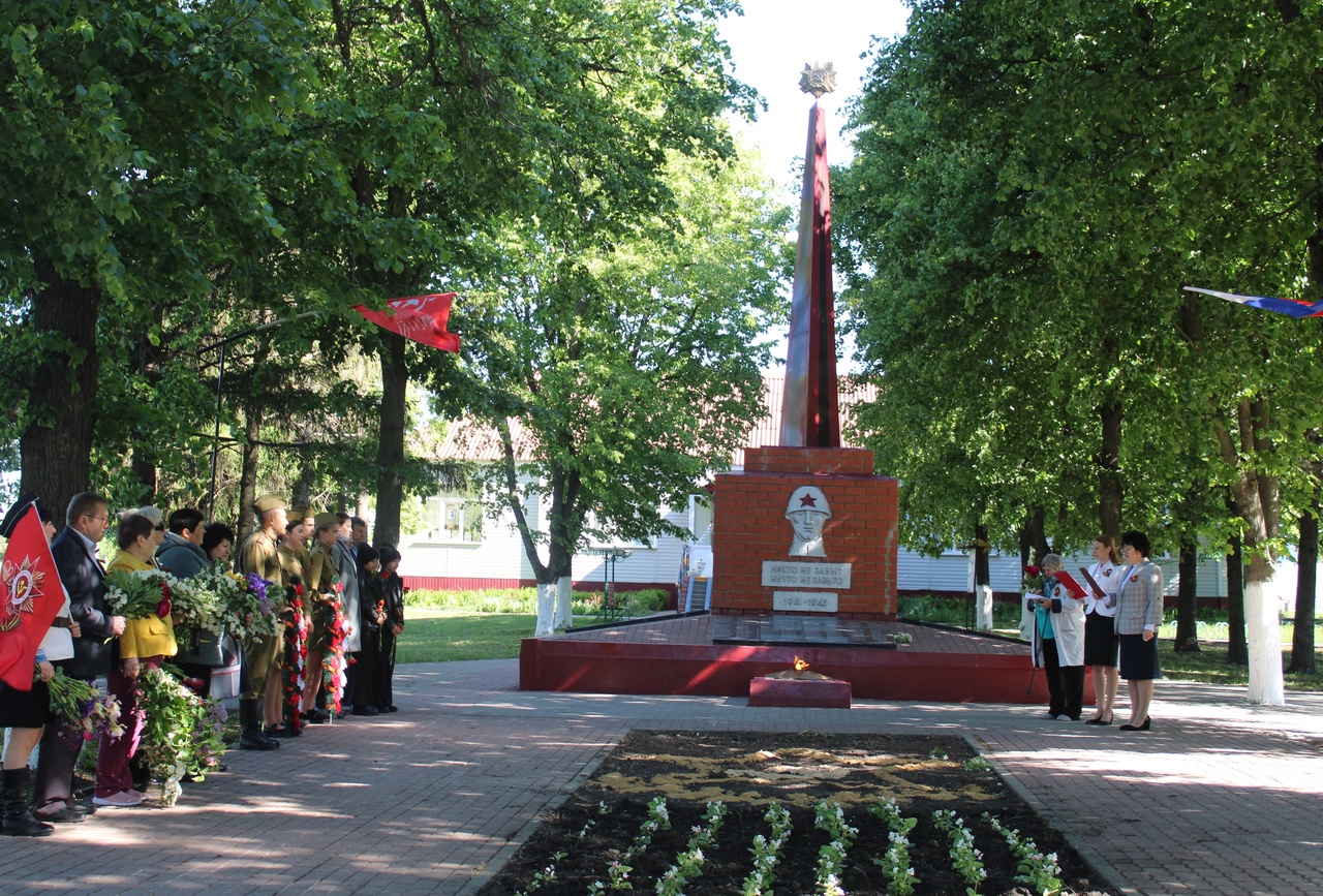 Акция по возложению цветов к Обелиску 9 мая.